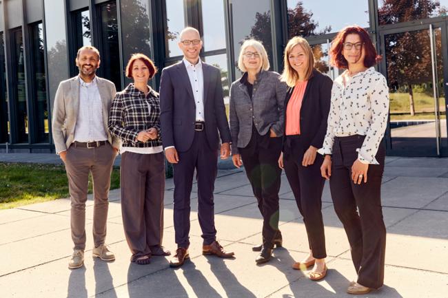 Die Akteur:innen der BiCAB-Konferenz 2025 (v.l.n.r.): Prof. Dr. Riza Öztürk, Dekan Fachbereich Wirtschaft, Dr. Anke Köhler, human digitals GmbH, Christian Obrok, Landtagsabgeordneter in NRW, Prof. Dr. Ingeborg Schramm-Wölk, Präsidentin der HSBI, Prof. Dr. Eika Auschner, Moderatorin der Konferenz, Ass. jur. Nermin Karaoglu, Koordination Internationales im Fachbereich Wirtschaft. (Foto: K. Starodubskij/HSBI)
