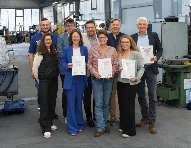 Gruppenfoto bei der Unterzeichnung der Kooperation zwischen Metallbau Renzenbrink und der Hauptschule Bramsche