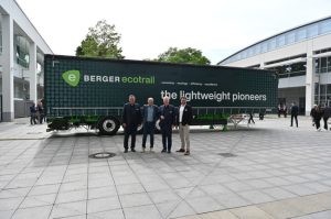 v.l. Ralph Kleideiter (CSO bei Schmitz Cargobull), Gerhard Berger (Mitbegründer BERGERecotrail), Andreas Schmitz (CEO bei Schmitz Cargobull) und Oliver Hoffmann (Geschäftsführer BERGERecotrail) (Foto: Schmitz Cargobull)