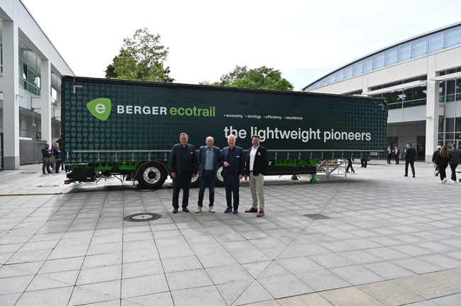 v.l. Ralph Kleideiter (CSO bei Schmitz Cargobull), Gerhard Berger (Mitbegründer BERGERecotrail), Andreas Schmitz (CEO bei Schmitz Cargobull) und Oliver Hoffmann (Geschäftsführer BERGERecotrail) (Foto: Schmitz Cargobull)