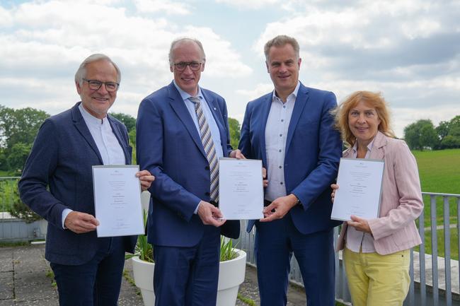 v.l.: Manfred Hülsmann, Dr. Andreas Mainka, Hochschulpräsident Prof. Dr. Alexander Schmehmann und Prof. Dr. Svetlana Franken