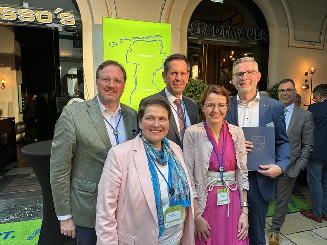 Mitglieder der Ems-Achse mit Olaf Lies beim Parlamentarischen Abend in Hannover