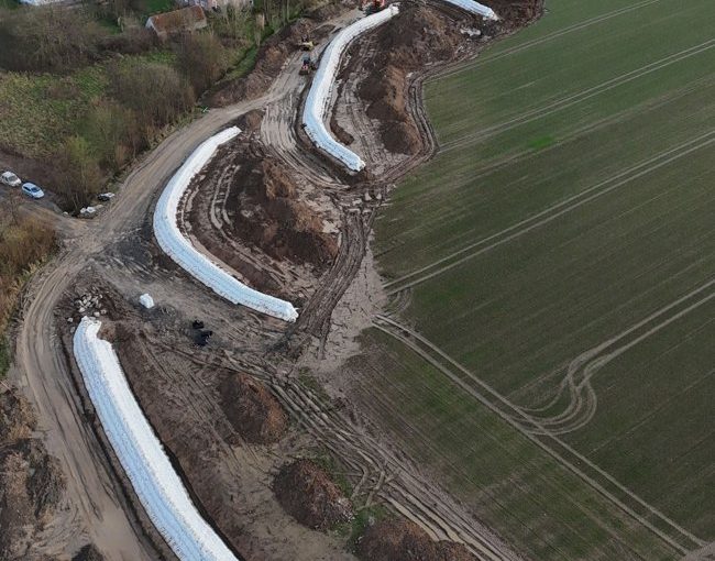 Luftaufnahme von Geotextilschlauch-Wällen zum Hochwasserschutz im Bauzustand bei Detmold-Klüt