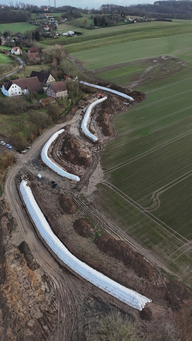 Luftaufnahme von Geotextilschlauch-Wällen zum Hochwasserschutz im Bauzustand bei Detmold-Klüt
