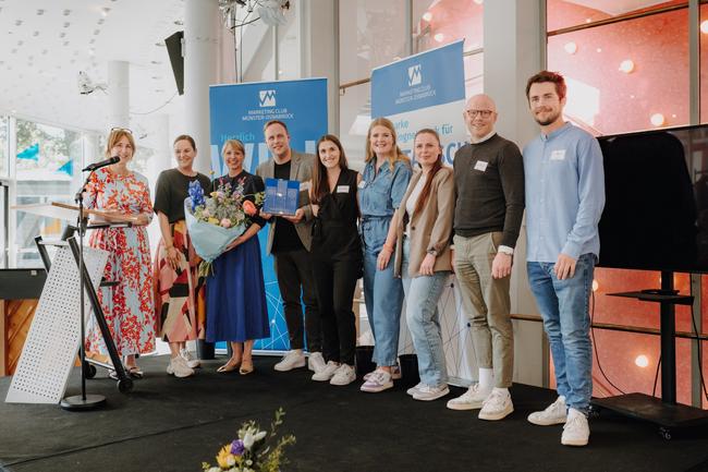 FIEGE erhält den 15. Marketing-Preis Münster/Osnabrück. Überreicht wurde die Auszeichnung am 16. Juni im Theater Münster von Dr. Kristin Große-Bölting (Programmvorstand), Philomena Brinkbäumer (Geschäftsführerin) und Thomas Hans (Präsident des Marketing-Clubs Münster-Osnabrück). Foto: FIEGE