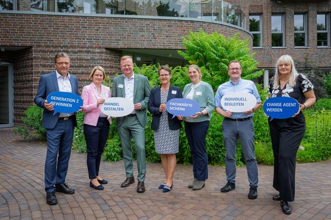 Tauschten sich zur „Zukunft der Beruflichen Bildung“ aus. (V.l.n.r.) Peter Diekmann (BBS Meppen), Juliane Hünefeld-Linkerman (IHK), René Duvinage (Agentur für Arbeit Nordhorn) Sabine Stöhr (IAV) Rabe Stelmaszewski (IAV), Heinz Aehlen (Hermann Paus Maschinenfabrik GmbH), Dr. Dana Bergmann (Universität Osnabrück). Fotoquelle: IHK/Helmut Kramer