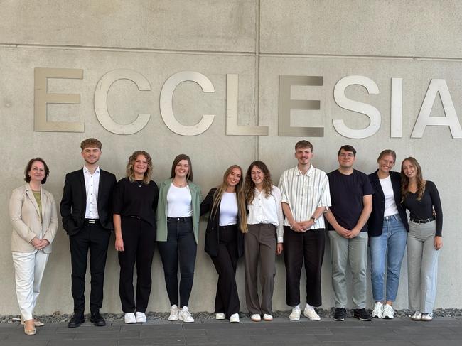 Die Absolventen der Sommerprüfung 2025 mit Birgit Aspin, Chief People Officer und Mitglied der Geschäftsleitung. (Foto: Ecclesia Gruppe)