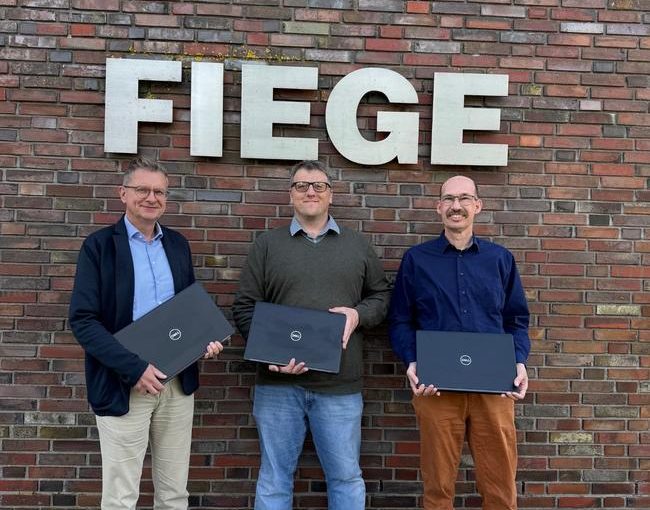 Spendenübergabe an der Fiege-Zentrale in Greven (v.l.n.r.): Frank Sievers, Vorstand der Josef Fiege Stiftung, überreichte sieben Laptops an Philipp Meck, Leiter Integrationsagentur & Beratungsstelle Arbeit im Begegnungszentrum Ibbenbüren, und Ralf-Henning Künnemeyer, Leiter des Internetcafés „Senioren ans Netz“. (Foto: Fiege)