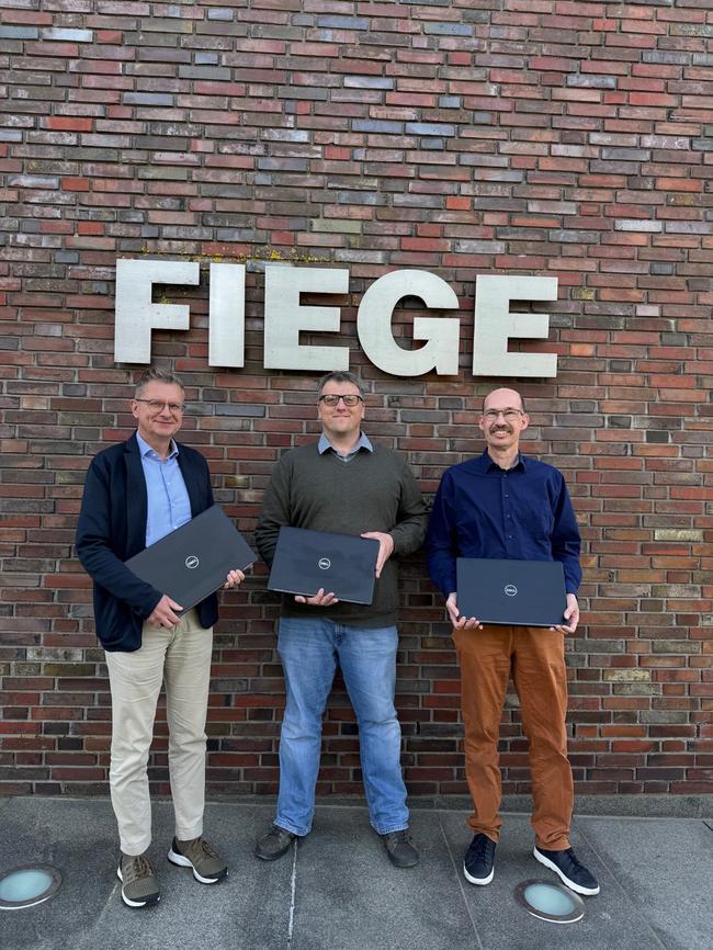 Spendenübergabe an der Fiege-Zentrale in Greven (v.l.n.r.): Frank Sievers, Vorstand der Josef Fiege Stiftung, überreichte sieben Laptops an Philipp Meck, Leiter Integrationsagentur & Beratungsstelle Arbeit im Begegnungszentrum Ibbenbüren, und Ralf-Henning Künnemeyer, Leiter des Internetcafés „Senioren ans Netz“. (Foto: Fiege)