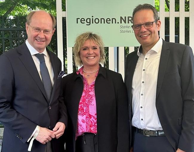 Freuen sich über die Kooperation mit der FAI NRW (von links): Landrat Dr. Olaf Gericke, Julia Roesler, Leiterin der Regionalagentur Münsterland, und Andreas Grotendorst, Vorstand des Münsterland e.V. (Foto: Münsterland e.V.)