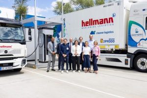 Hellmann demonstriert E-Mobilität mit E-Lkw und Ladeinfrastruktur im GVZ Bremen.