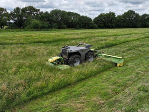 Autonomer Mähroboter von Krone beim Mähen einer Wiese