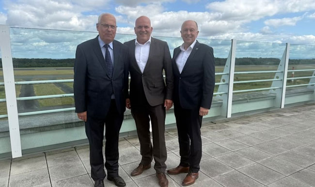 Freuen sich auf das sehr gute Jahresergebnis am Flughafen (von links): stellvertretender Aufsichtsratsvorsitzender, Landrat Dr. Karl Schneider, Geschäftsführer Roland Hüser und Aufsichtsratsvorsitzender, Landrat Christoph Rüther. (Foto: Airport PAD)