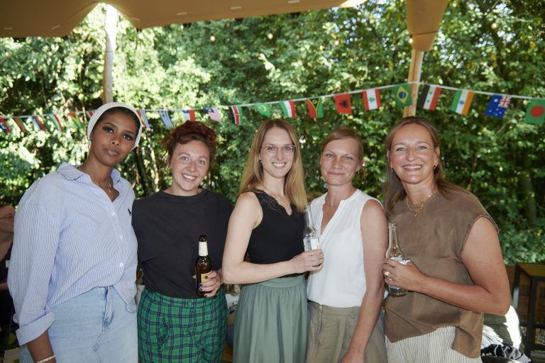 (v.li.n.re.): Sahra Muse und Elana Turrell von gsm, Carina Wolf, Stefanie Weber und Sandra Schürmann von der WIGOS freuen sich über das gelungene Sommerfest am Hasebeach. (Foto: Uwe Lewandowski / WIGOS)