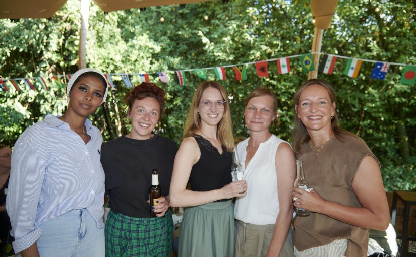 (v.li.n.re.): Sahra Muse und Elana Turrell von gsm, Carina Wolf, Stefanie Weber und Sandra Schürmann von der WIGOS freuen sich über das gelungene Sommerfest am Hasebeach. (Foto: Uwe Lewandowski / WIGOS)