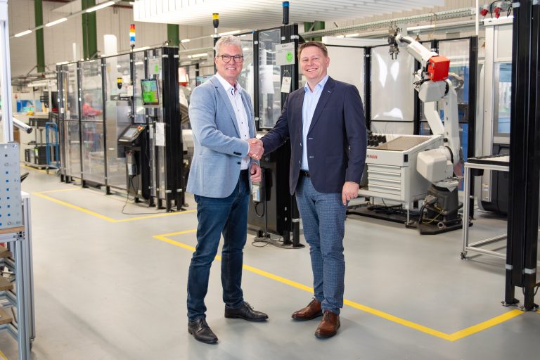 BOPLA_PM_Neue_Geschaeftsleitung.jpg Beschreibung Symbolischer Führungswechsel bei BOPLA in Bünde: Mathias Wolpiansky (rechts) tritt die Nachfolge von Ralf Bokämper (links) an. (Foto: Bopla Gehaeuse Systeme GmbH)