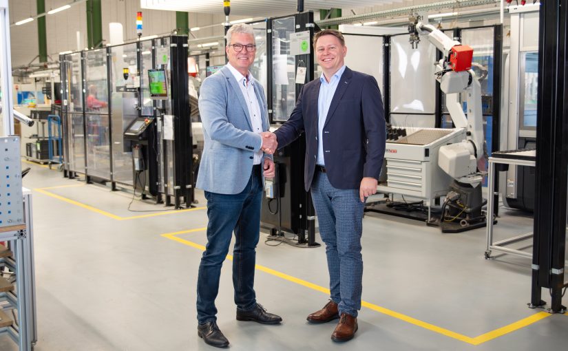 BOPLA_PM_Neue_Geschaeftsleitung.jpg Beschreibung Symbolischer Führungswechsel bei BOPLA in Bünde: Mathias Wolpiansky (rechts) tritt die Nachfolge von Ralf Bokämper (links) an. (Foto: Bopla Gehaeuse Systeme GmbH)