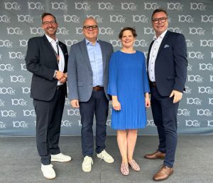 (v.l.n.r.) Martin Wolf (General Manager EK Home Electrical Appliances, EK Retail), Jochen Pohle (Chief Retail Officer, EK Retail), Susanne Heiduczek (General Manager EK Home Housewares, EK Retail) und André Babenhauserheide (General Manager EK Home Baby & Toys, EK Retail) präsentieren auf der EK LIVE Herbstmesse starke Impulse für den Fachhandel. (Foto: EK)