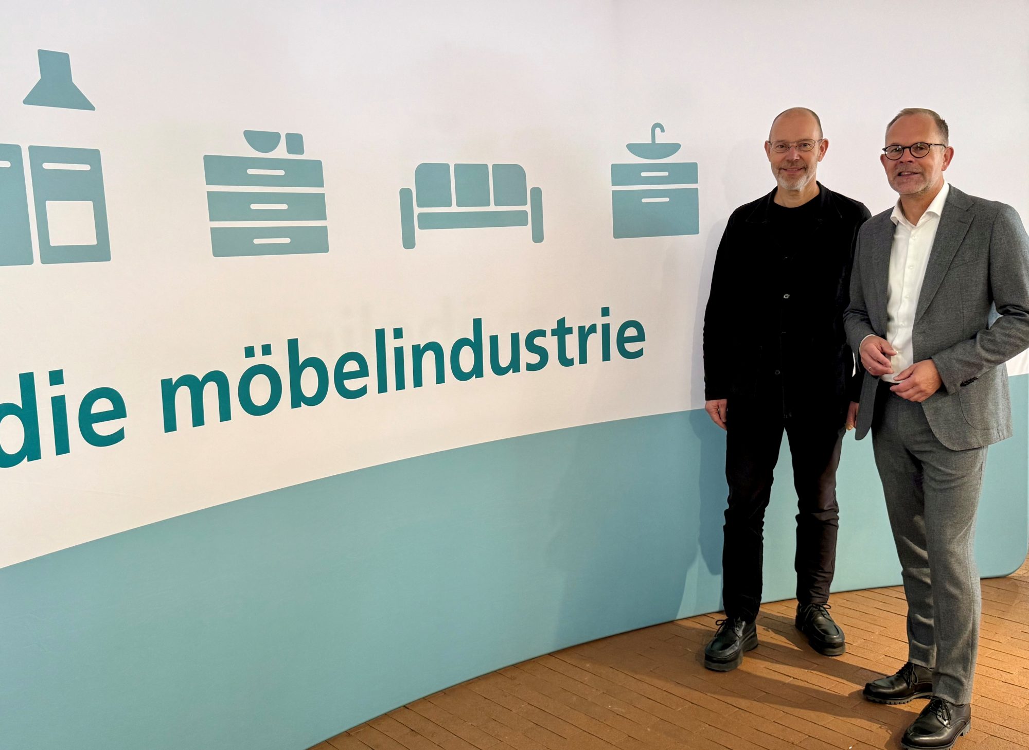 VdDP-Vorstandvorsitzender Leo Lübke (links) und Verbandsgeschäftsführer Jan Kurth berichten über die Lage der deutschen Polstermöbelindustrie. Foto: VDM/VHK