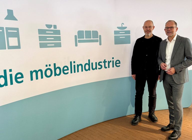VdDP-Vorstandvorsitzender Leo Lübke (links) und Verbandsgeschäftsführer Jan Kurth berichten über die Lage der deutschen Polstermöbelindustrie. Foto: VDM/VHK
