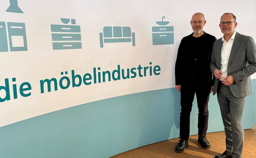 VdDP-Vorstandvorsitzender Leo Lübke (links) und Verbandsgeschäftsführer Jan Kurth berichten über die Lage der deutschen Polstermöbelindustrie. Foto: VDM/VHK
