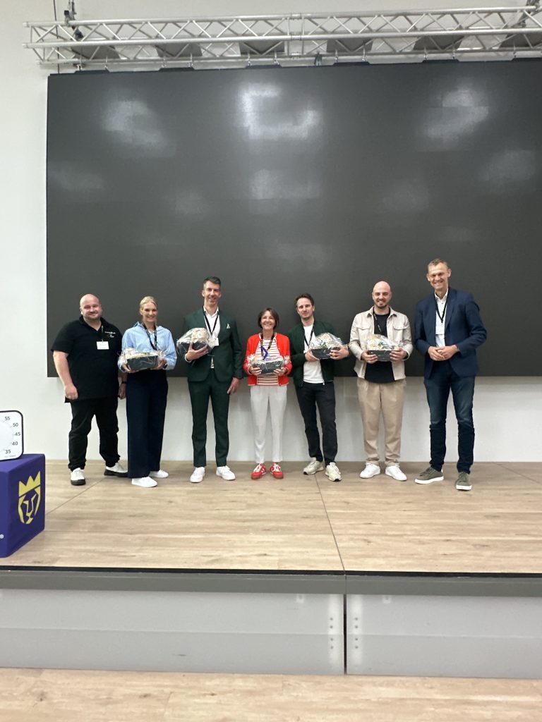 Andreas Bernaczek, Geschäftsführer der Cornexion GmbH (links im Bild) und Ralf Hilmes, Leiter Wirtschaftsförderung Landkreis Grafschaft Bentheim (rechts im Bild) bedanken sich bei den Start-ups und Speakern (CorneXion-Innovationsnetzwerk)