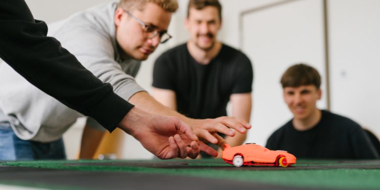 Im Projekt Angewandte Wissenschaft (PAW) bearbeiten die Studierenden eigenständig eine praxisnahe Aufgabenstellung und wenden dabei ihr theoretisches Wissen an: In diesem Fall für die Entwicklung eines autonom fahrenden Rennwagens. © F. Hüffelmann/HSBI