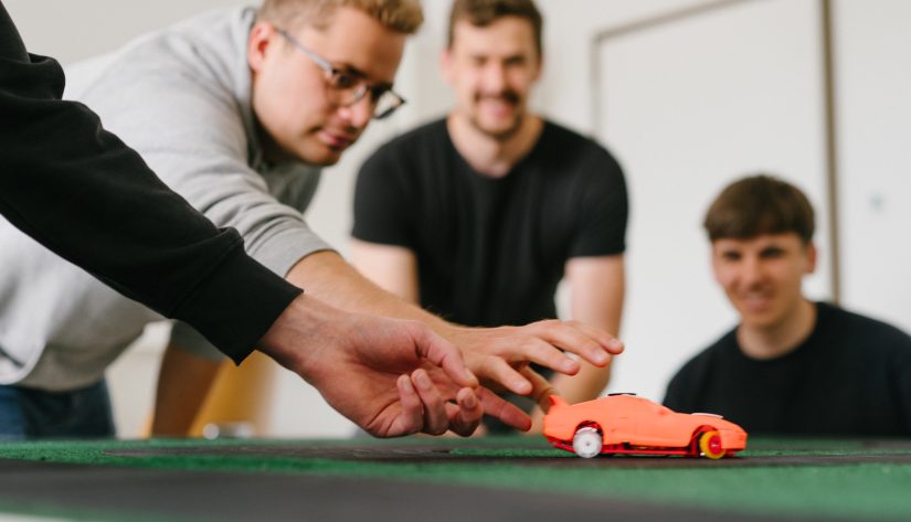 Im Projekt Angewandte Wissenschaft (PAW) bearbeiten die Studierenden eigenständig eine praxisnahe Aufgabenstellung und wenden dabei ihr theoretisches Wissen an: In diesem Fall für die Entwicklung eines autonom fahrenden Rennwagens. © F. Hüffelmann/HSBI