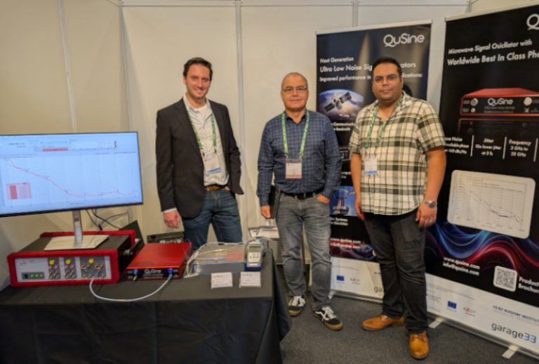 Die Gründer des Start-ups QuSinus Dr. Peter Hertenstein (1. v. l) und Saeed Fard (3. v. l) zusammen mit Prof. Christoph Scheytt (2. v. l); nicht im Bild: Mitgründer Dr. Meysam Bahmanian. Foto: QuSinus GmbH