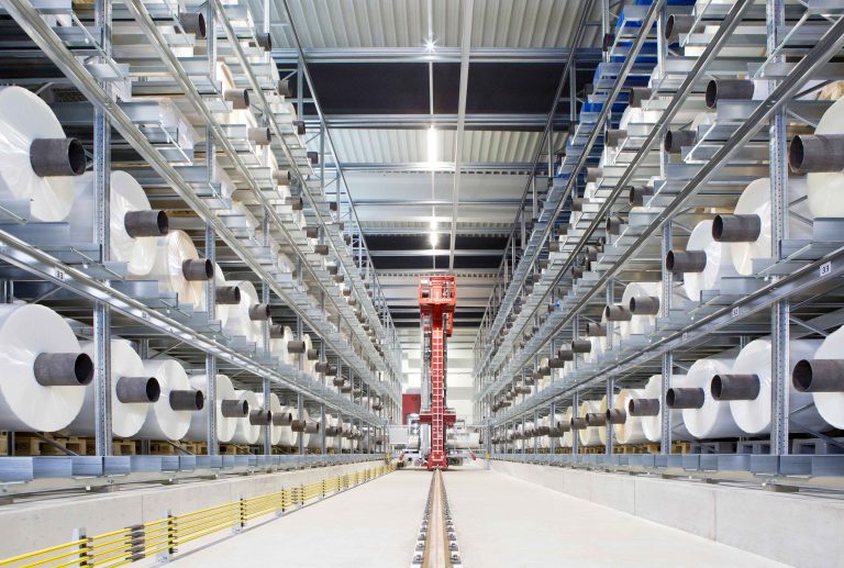 Ein rund 11,40m hohes Zweimast-Regalbediengerät (RBG) mit Teleskop-Satellit® bewegt stündlich bis zu 50 der ca. eine Tonne schweren Ladeeinheiten in dem rund 50 Meter langen, 15 Meter breiten und 14 Meter hohen Einzelplatzlager mit 1537 Stellplätzen. Fotos: Westfalia Technologies GmbH & Co. KG