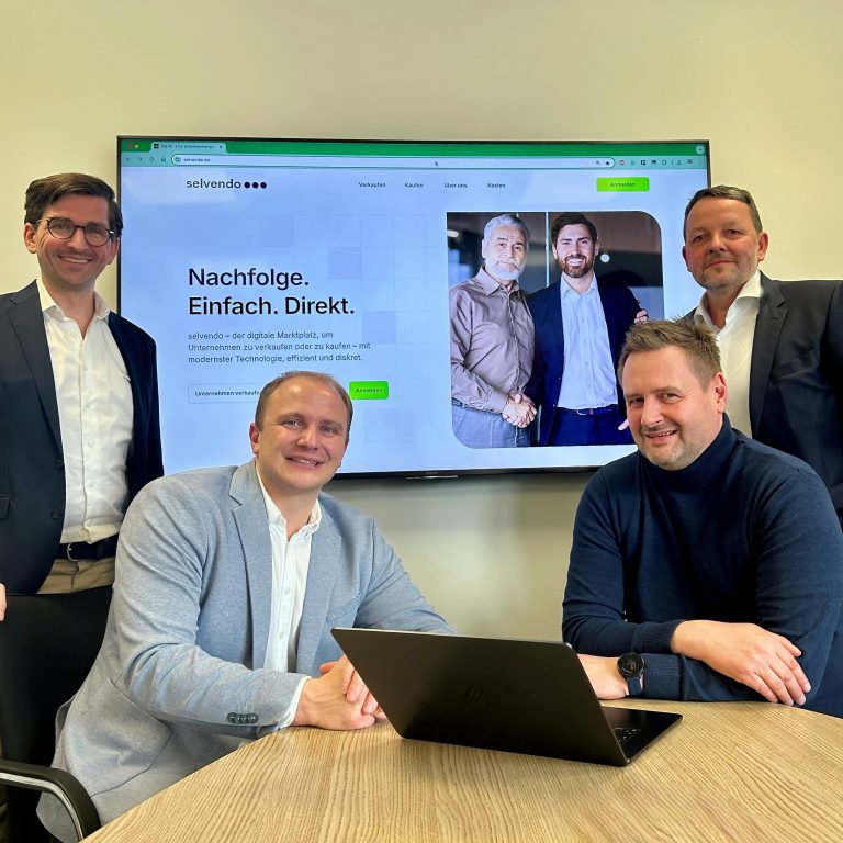 Die selvendo-Geschäftsführer Karl Hunger (v. li. n. re.), Hubert Winkler, Axel Kol-hosser vom WIGOS-UnternehmensService und Ingo Claus freuen sich über den Start der Online-Plattform für die Nachfolge im Mittelstand. Foto: Sandra Joachim-Meyer / WIGOS