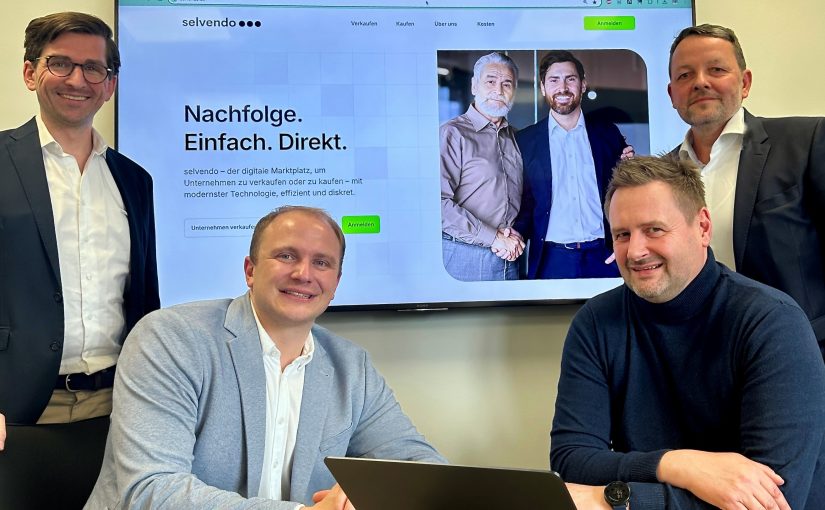 Die selvendo-Geschäftsführer Karl Hunger (v. li. n. re.), Hubert Winkler, Axel Kol-hosser vom WIGOS-UnternehmensService und Ingo Claus freuen sich über den Start der Online-Plattform für die Nachfolge im Mittelstand. Foto: Sandra Joachim-Meyer / WIGOS