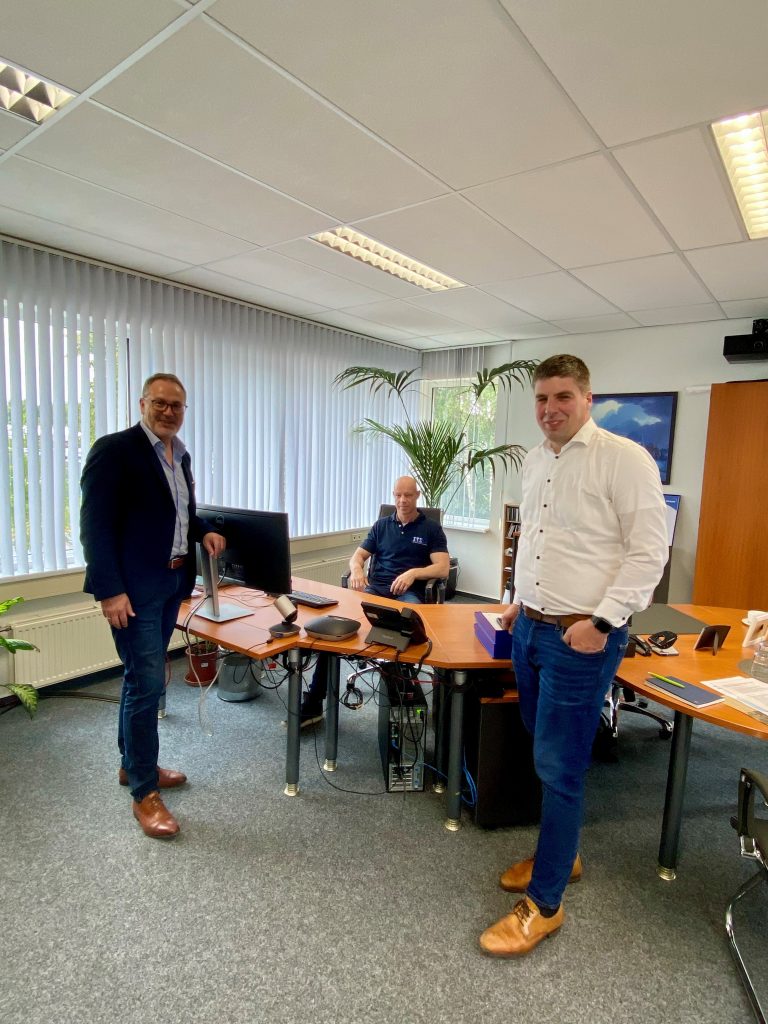 Bürgermeister Helmut Knurbein (links) und Wirtschaftsförderer Alexander Kassner (rechts) besuchten das Meppener Unternehmen ITSCO. Begrüßt wurden sie von Geschäftsführer Ansgar Cordes (Mitte) und Tochter Alissa, die gemeinsam Einblicke in die nachhaltige Unternehmensstrategie gaben. (Foto: Stadt Meppen)