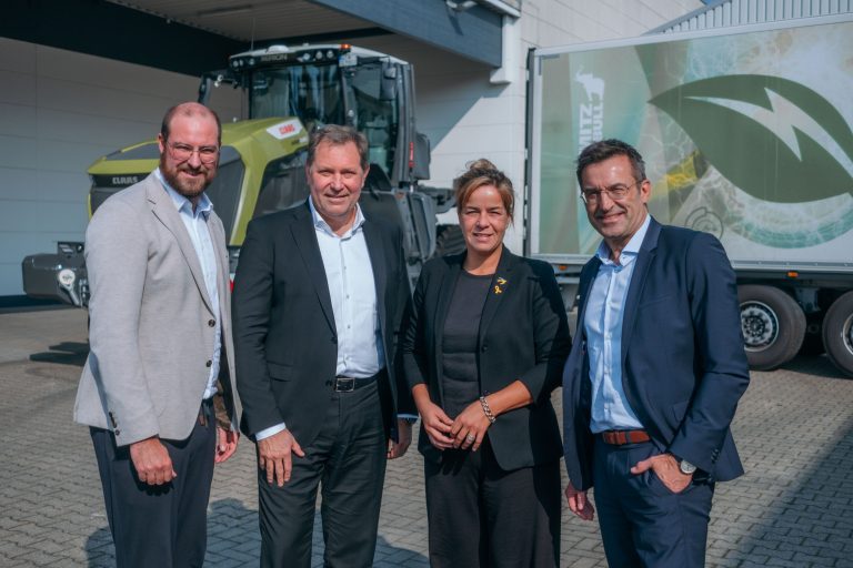 Als einen „Leuchtturm für NRW“ bezeichnet Ministerin Mona Neubaur das it's OWL Projekt Datenfabrik.NRW. Zusammen mit (von links): Dr. Arno Kühn (Leiter Strategie, FuE, erweiterte Geschäftsleitung it's OWL), Jan-Hendrik Mohr (CEO CLAAS) und Dr. Günter Schweitzer (COO Schmitz Cargobull) nahm sie an der Abschlussveranstaltung des Projekts teil. (Foto: it’s OWL)