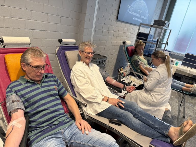 Ausgestreckt für den guten Zweck: Volle Liegen bei der Blutspende-Aktion von DENIOS (Foto: DENIOS)