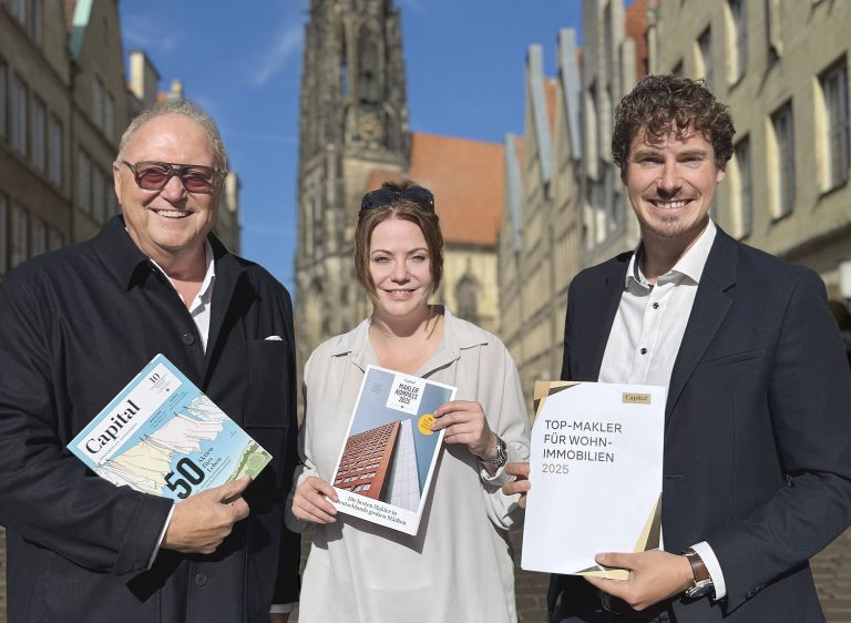 Ausgezeichnet vom Wirtschaftsmagazin Capital als Deutschlands bester Makler – Bernard H. Homann, Eve Homann und Vertriebsleiter Maximilian Brinkhoff freuen sich in Münster über die Spitzenposition. (Foto: Guyves Sarkhosh / HOMANN IMMOBILIEN)