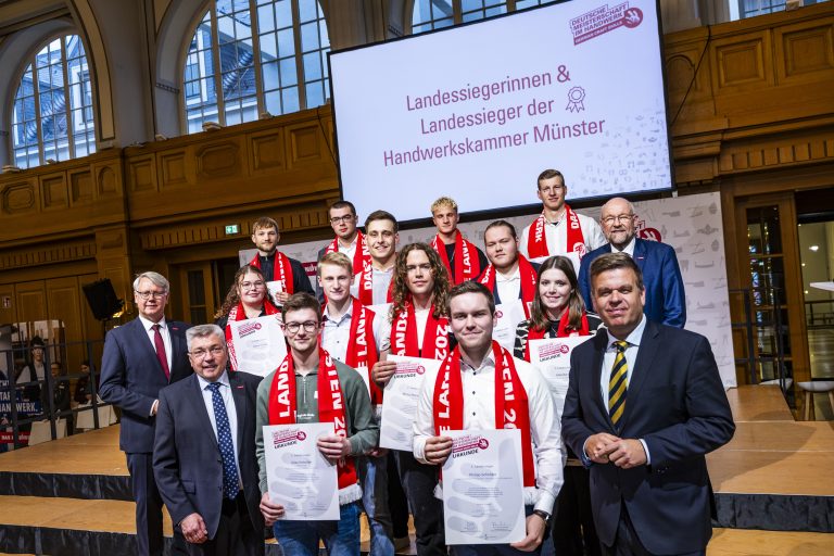 Über den Wettbewerbserfolg freuen sich mit den Landessiegerinnen und -siegern aus dem Kammerbezirk Münster Staatssekretär Matthias Heidmeier (Landesarbeitsministerium, vorn rechts), Präsident Berthold Schröder (Westdeutscher Handwerkskammertag, 2. Reihe rechts), Hauptgeschäftsführer Thomas Banasiewicz und Vizepräsident Bernhard Blanke (beide Handwerkskammer Münster, von links). (Foto: Sarah Rauch)