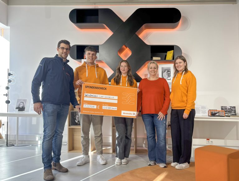 Die Auszubildenden Thilo Meier (2. v. l.) und Jana Vieselmann (Mitte) sowie die Ausbilderin Janja Neuhaus (rechts im Bild) übergaben den Spendencheck in Höhe von 1.005 Euro an den Weidmüller Cent-Spende e. V., vertreten durch Marcel Diekmeyer (links im Bild) und Alexandra Lindhorst (2. v. r.). (Foto: Weidmüller)