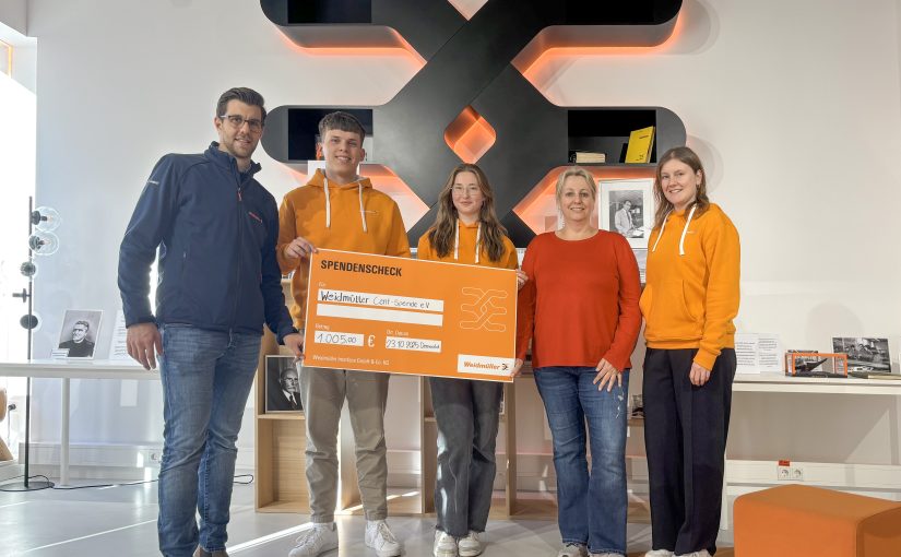 Die Auszubildenden Thilo Meier (2. v. l.) und Jana Vieselmann (Mitte) sowie die Ausbilderin Janja Neuhaus (rechts im Bild) übergaben den Spendencheck in Höhe von 1.005 Euro an den Weidmüller Cent-Spende e. V., vertreten durch Marcel Diekmeyer (links im Bild) und Alexandra Lindhorst (2. v. r.). (Foto: Weidmüller)