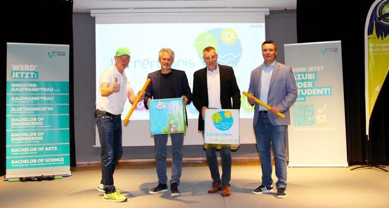 Sind begeistert von der Abschlussveranstaltung des „Lernerlebnis Energiewende“ im Kreis Paderborn: Friedhelm Susok (FS Infotainment), Dirk Happe (Leiter des Schulverwaltungsamtes der Stadt Paderborn), Rüdiger Hölscher (Kommunalbetreuer Westfalen Weser) und Dr. Alexander Hennemann (Stellvertretender Schulleiter der Friedrich-Spee-Gesamtschule Paderborn) (Foto: Westfalen Weser)