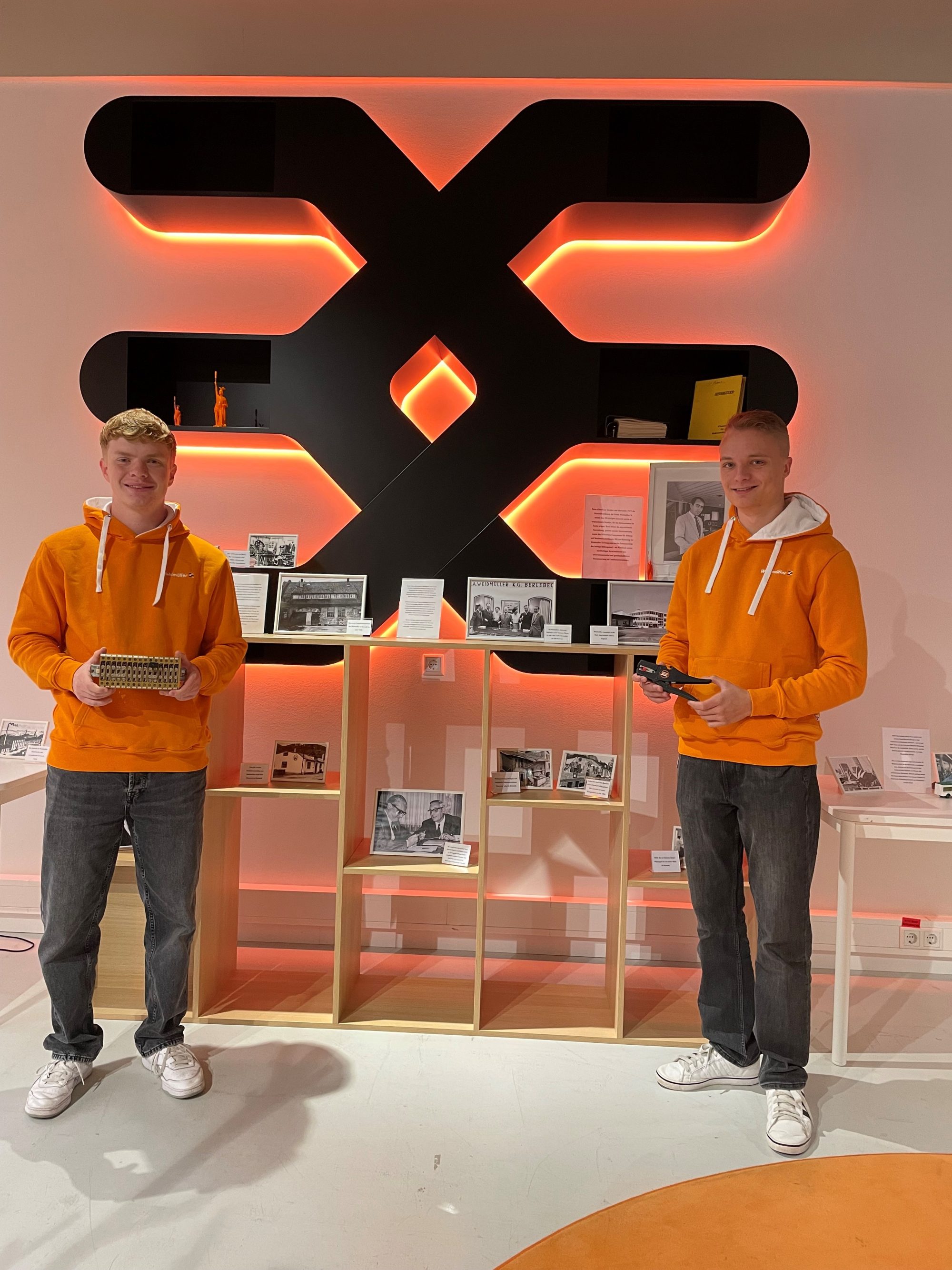 Die Weidmüller-Azubis Bendix Bruns und Tim Tabert haben die Ausstellung in der Weidmüller Welt mitgestaltet. (Foto: Weidmüller)