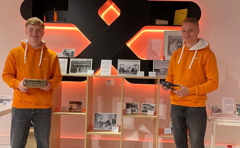 Die Weidmüller-Azubis Bendix Bruns und Tim Tabert haben die Ausstellung in der Weidmüller Welt mitgestaltet. (Foto: Weidmüller)