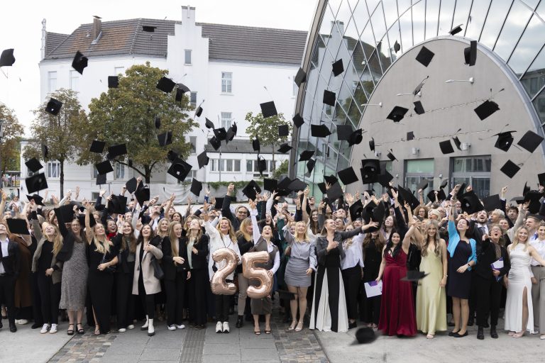 Der obligatorische Hutwurf durfte am Ende nicht fehlen. (Foto: Fachhochschule des Mittelstands)