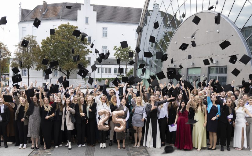 FHM verabschiedet 218 Absolventinnen und Absolventen