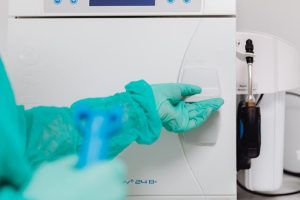 Foto von Karola G: https://www.pexels.com/de-de/foto/arzt-doktor-medizin-medikament-6627664/