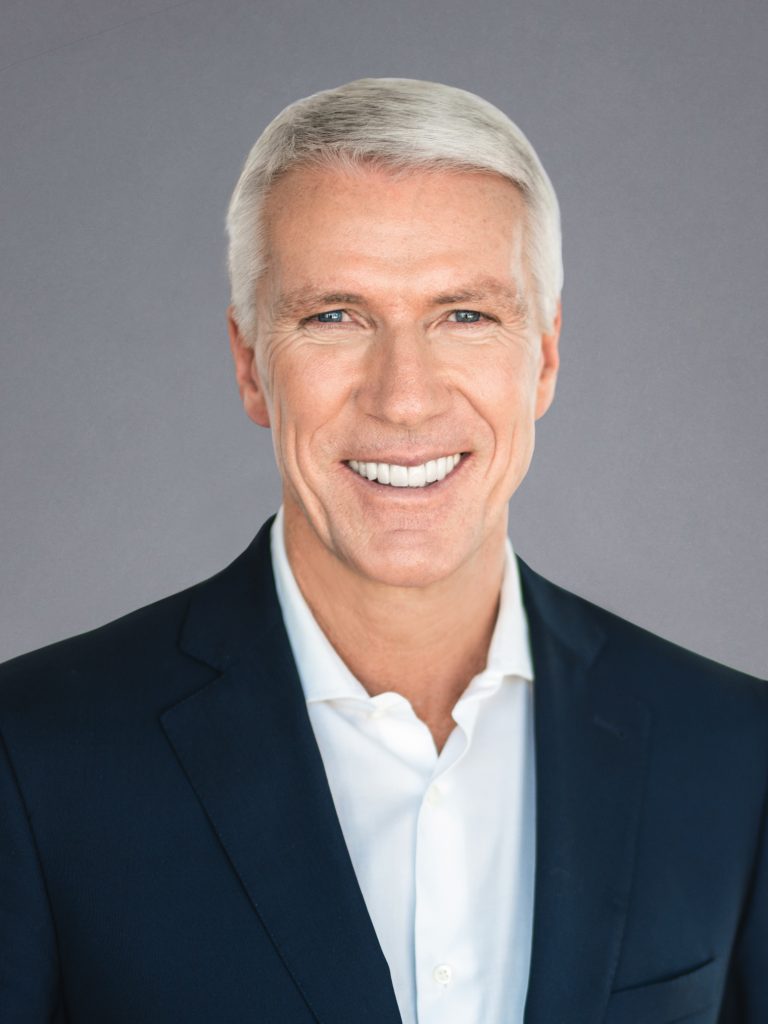 „Die Unternehmen sollten KI-Wildwuchs vermeiden und der Entwicklung einer Schatten-KI vorbeugen. Dazu müssen sie klare Regeln für den KI-Einsatz aufstellen und ihren Beschäftigten KI-Technologien zur Verfügung stellen“, sagt Bitkom-Präsident Dr. Ralf Wintergerst. (Foto: bitkom)