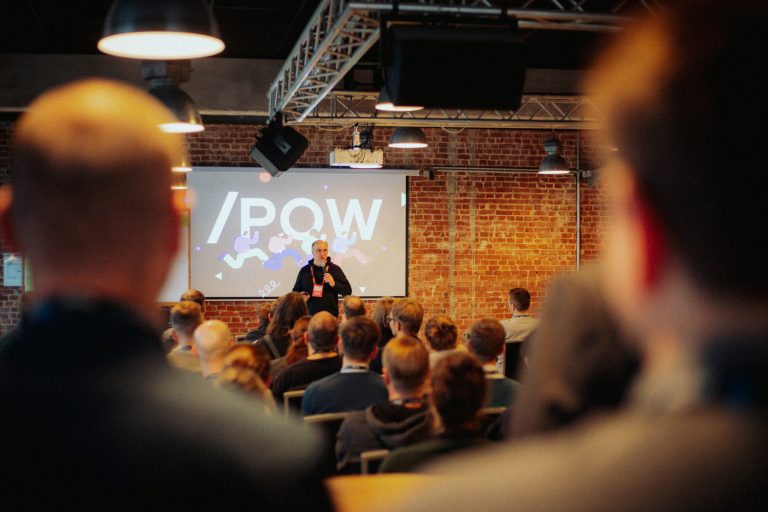 Nach der erfolgreichen Premiere im vergangenen Jahr werden bei der /POWorld 2025 rund 150 Product Owner und agile Enthusiast:innen aus namhaften Unternehmen unterschiedlichster Branchen und Unternehmensgrößen erwartet. (Foto: slashwhy)