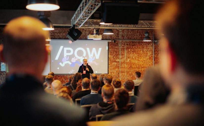 Nach der erfolgreichen Premiere im vergangenen Jahr werden bei der /POWorld 2025 rund 150 Product Owner und agile Enthusiast:innen aus namhaften Unternehmen unterschiedlichster Branchen und Unternehmensgrößen erwartet. (Foto: slashwhy)
