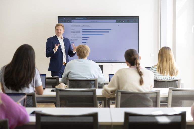 2.600 neue Studierende haben nun ihr Studium an der FHM aufgenommen. Unterrichtet werden sie zum Beispiel von Dekan Prof. Dr. Rainer Beurskens (Mitte). (Foto: Fachhochschule des Mittelstands)