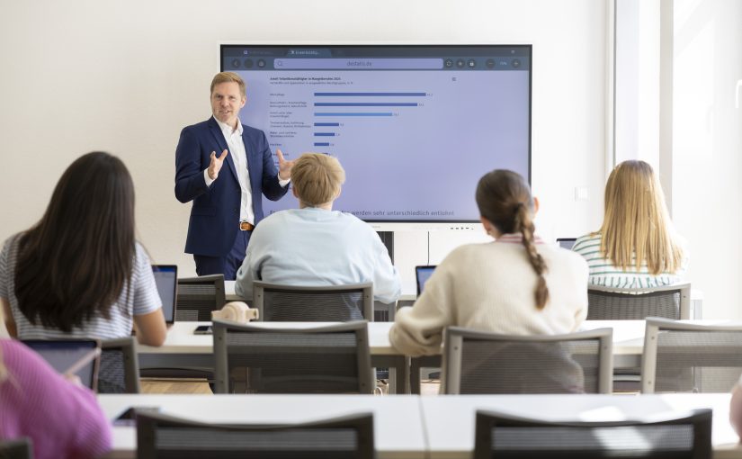 2.600 neue Studierende haben nun ihr Studium an der FHM aufgenommen. Unterrichtet werden sie zum Beispiel von Dekan Prof. Dr. Rainer Beurskens (Mitte). (Foto: Fachhochschule des Mittelstands)